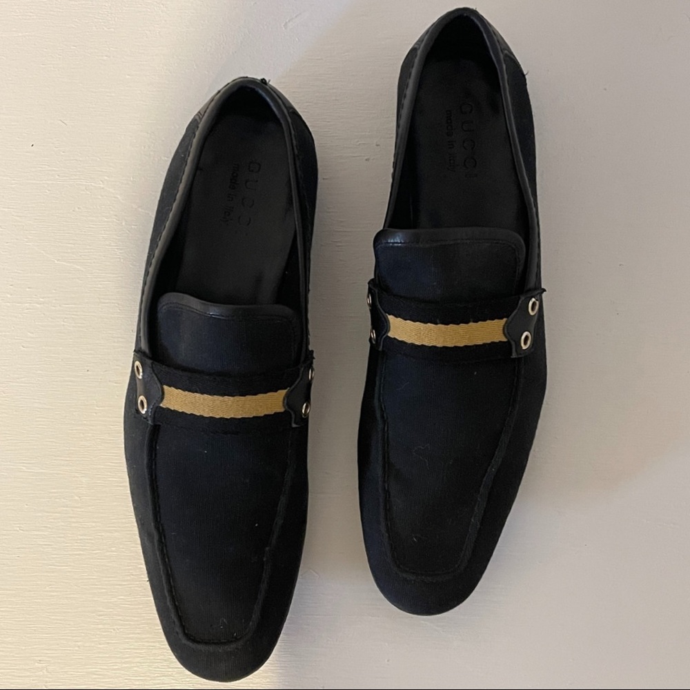 Men’s 9 1/2 Navy Gucci Loafers with Yellow Stripe - excellent condition